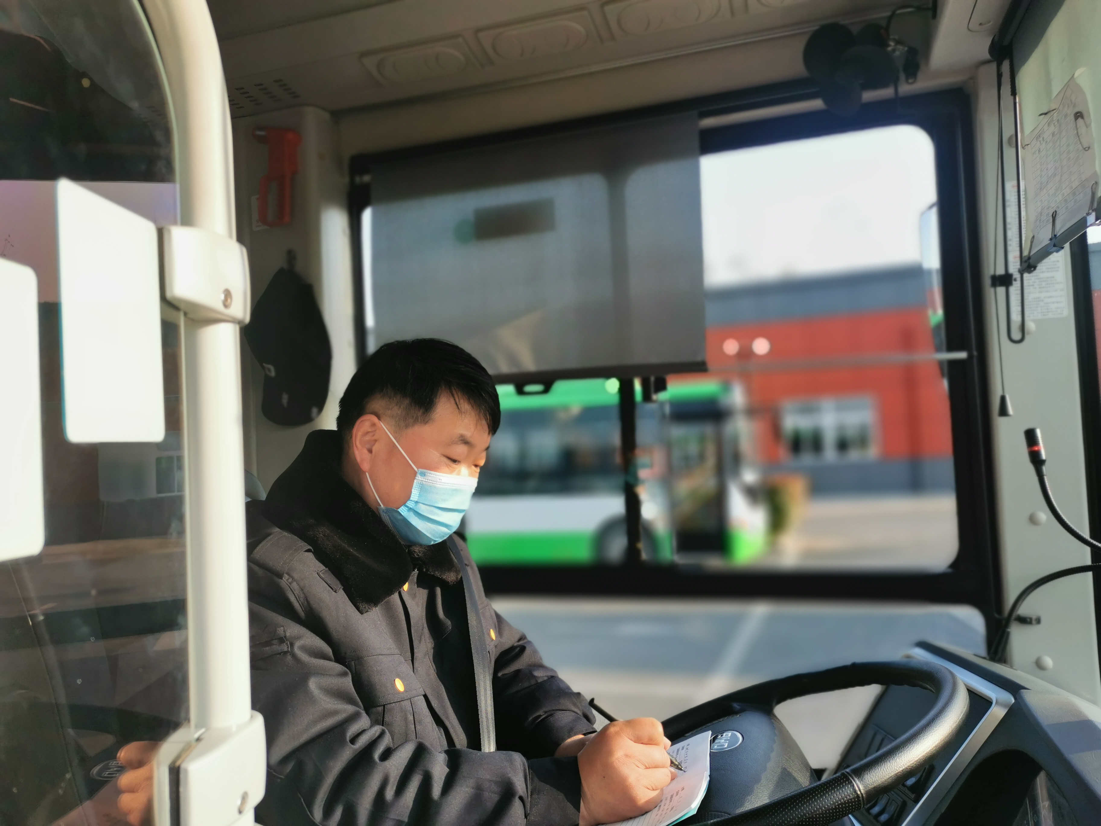 　　事情還要從12月11日說起，當天下午3點多，張遠兵駕駛著1路公交車前往洋河，一路上乘客正常上下車，沒有什么特別引起他注意的，但是到達洋河站點對車輛進行清掃消毒時，張遠兵發現了一個丟在角落里的包。張遠兵說：“我就打開看一下，發現包里邊有一個錢包，錢包打開，里邊有人民幣2000多元，兩張社保卡、兩張銀行卡、存折等物品。”
