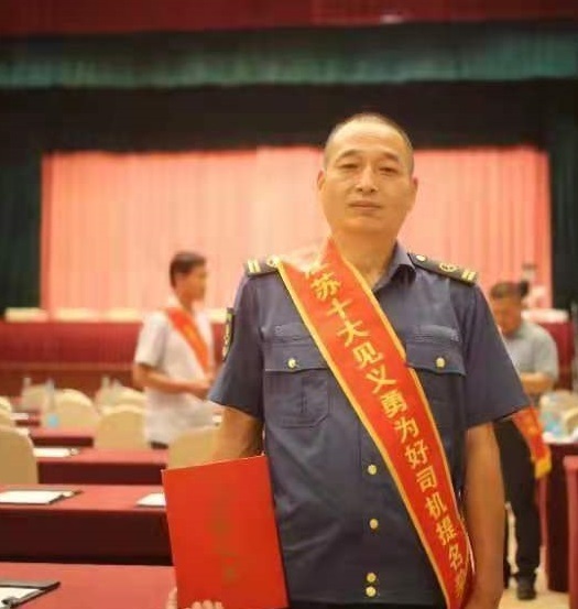 　　積極開展爭先創(chuàng)優(yōu)活動。圍繞“爭先創(chuàng)優(yōu)、文明服務”的目標定位，于今年初啟動“服務之星”和“紅旗車隊”評選活動，細化量化評選細則和考核指標，每2個月開展一次“服務之星”評比，每季度開展一次“紅旗車隊”評選。活動開展以來，先后有144名駕駛員獲評“服務之星”，4支車隊獲得“紅旗車隊”榮譽。駕駛員沈斌、劉開庭獲得第六屆“江蘇十大見義勇為好司機”提名獎。