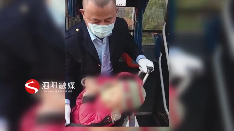 　　老人要抱孩子，又要拿兒童車，體力上吃不消，楊軍和其他九位同事每次遇到這對祖孫倆都會搭把手。他們說，只要上了車就是我們的乘客，作為公交車司機，我們就要對他們盡責。時間長了，彼此熟悉了，司機們還專門讓乘客給祖孫倆預留“專座”。  　　泗陽交通產業集團城市公交分公司107路公交車司機 楊軍：有時候我們把后門打開的時候，我們從駕駛室方位還沒下來的時候，就有乘客已經開始主動的幫忙去搭手了，幫祖孫倆上了車。